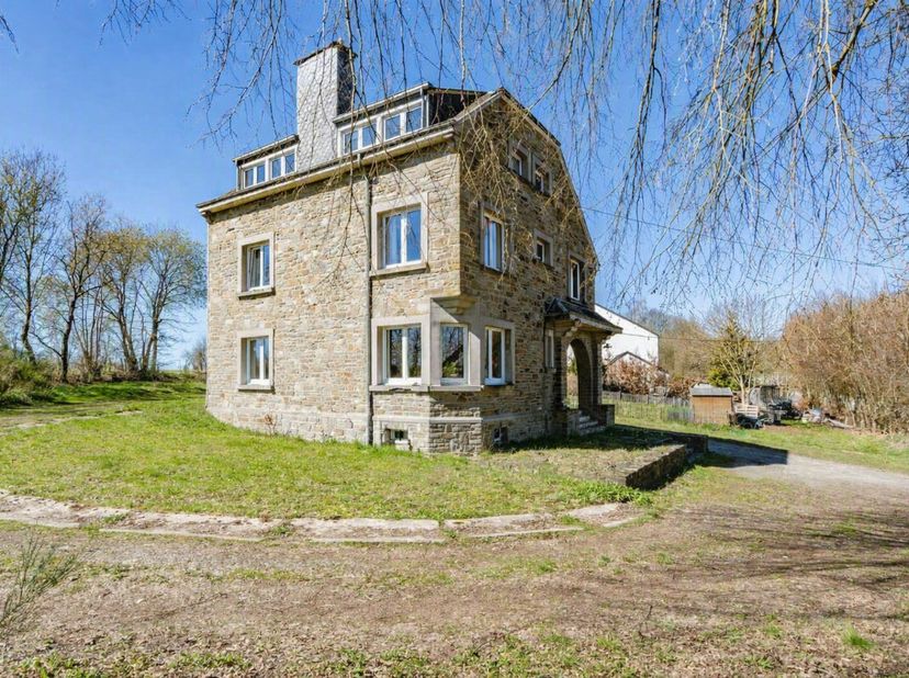 ERABLUX vous présente cette authentique maison 4 façades en pierre, idéalement située à Houffalize, dans un cadre calme et verdoyant, à deux pas de la