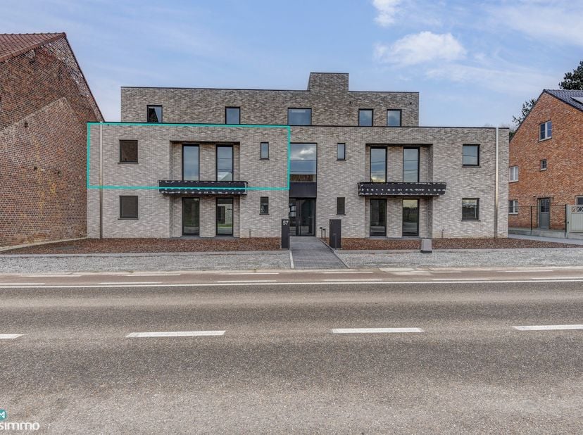RUIM NIEUWBOUW APPARTEMENT MET 2 SLAAPKAMERS, OVERDEKT TERRAS, GARAGE, AUTOSTAANPLAATS EN KELDERBERGING TE BEVERST<br />
<br />
Dit ruime en hoog kwal
