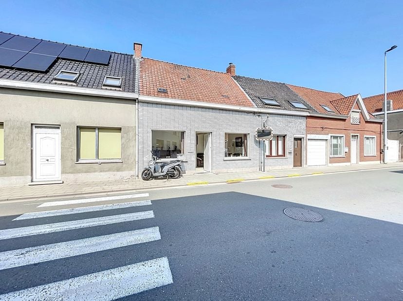 Situation<br />
Cette maison à rénover partiellement est située à quelques pas du centre animé de Gavere. Grâce à la connexion rapide avec l'autoroute