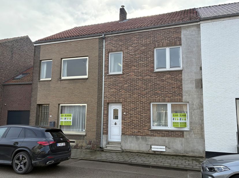 ZEER RUIME WONING MET APART BUREEL MET APARTE INGANG, 6 SLAAPKAMERS, CV MAZOUT, TUIN EN TERRAS GELEGEN IN HET CENTRUM VAN HEERS LANGS DE DRUKKE STEENW
