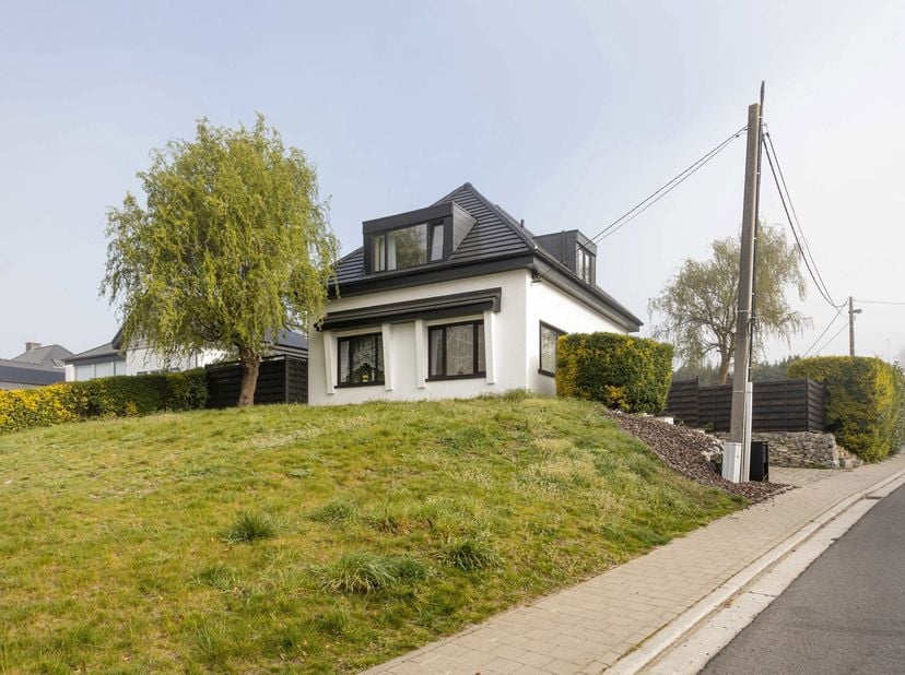 Deze woning werd totaal gerenoveerd met hoogwaardige materialen in 2025.<br />
De woning telt 4 slaapkamers, volledig ingerichte keuken met oven, micr