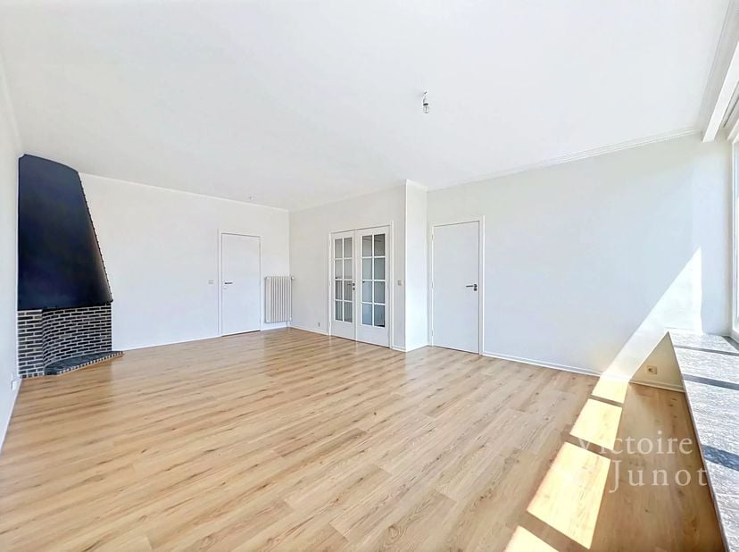 Voorgesteld door Carla Rodriguez: 0494 07 97 54 / carla.rodriguez@victoire.be<br />
Victoire Junot biedt u dit mooie appartement met 2 slaapkamers en