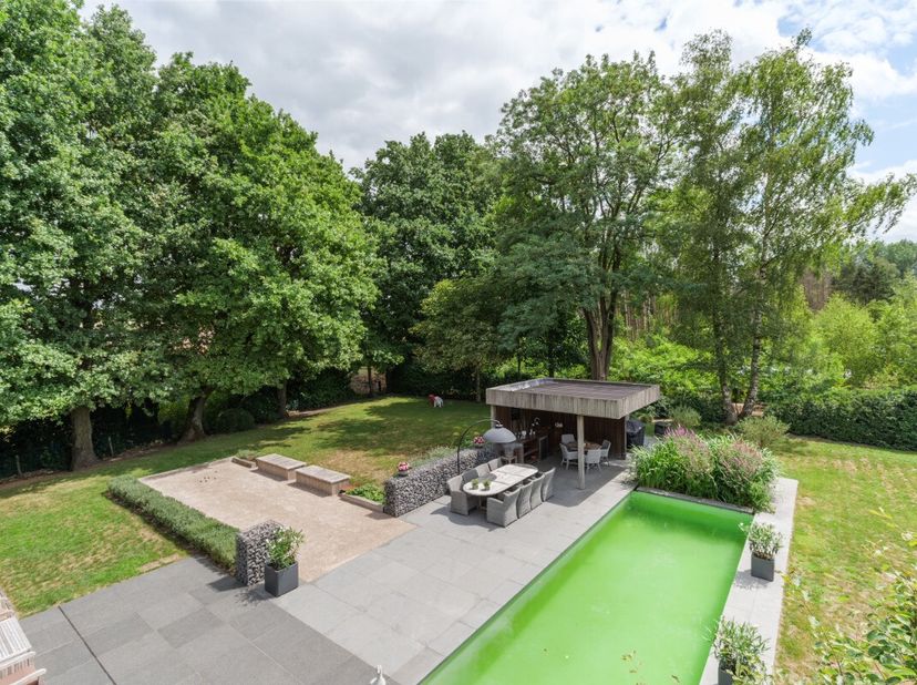 Ontdek deze prachtige villa gelegen in een rustige en groene omgeving aan de Winkelwarande 22 in Sint-Kruis-Winkel. Deze stijlvolle woning, gebouwd in