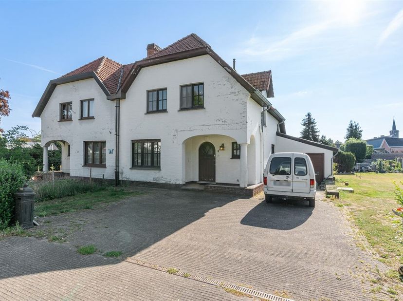 HOB woning in een rustige buurt te Lanaken<br />
Ligging:<br />
De woning bevindt zich in een rustige, residentiële buurt en biedt een vlotte bereikba