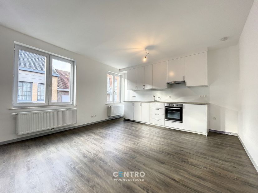 Volledig gerenoveerde woning met 4 slaapkamers en handelsruimte!<br />
<br />
INDELING:<br />
Gelijkvloers:<br />
Handelsruimte - afzonderlijke bureel