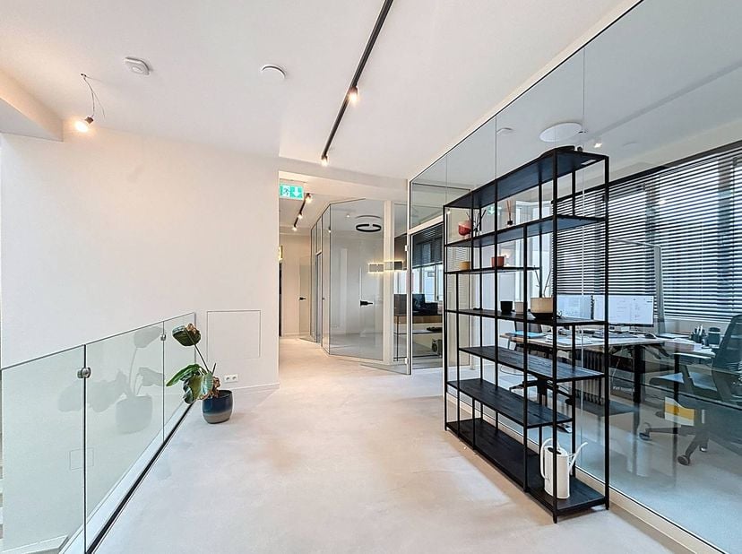 À la rue de l’Indépendance à Molenbeek, nous proposons à la location un bureau entièrement rénové de 170 m². Cet espace de travail prêt à l'emploi com