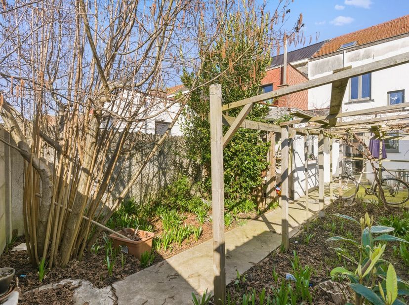 Deze instapklare rijwoning in Tienen is de perfecte plek voor iemand die op zoek is naar een gezellige woning met een tuin. De woning heeft 3 slaapkam