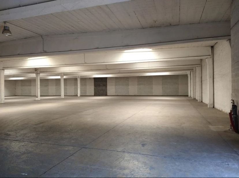 Entrepôts &amp; bureaux à louer in Malle. Hauteur libre jusqu’à 9,70 m. Quais de chargement.<br />
<br />
--------<br />
opsplitsbaar<br />
<br />
a louer