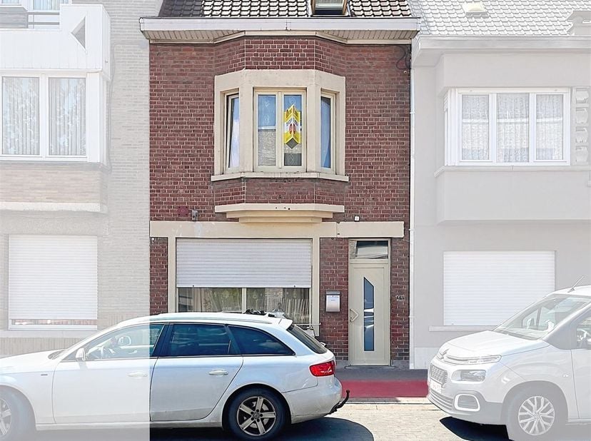 Instapklare gezinswoning met 5 slaapkamers nabij het centrum van Roeselare<br />
<br />
Deze instapklare gezinswoning beschikt over een ruime inkomh