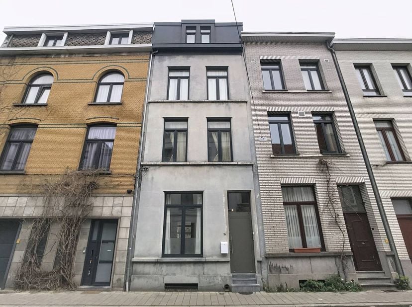 Cette maison est à vendre sur la Florastraat à Borgerhout, avec une surface habitable totale d'environ 223 m². La maison est actuellement divisée en 3