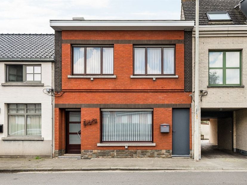 In de Schransstraat 74 te Grobbendonk bevindt zich deze te renoveren rijwoning met tal van mogelijkheden. Dankzij de praktische indeling, de ruime tui