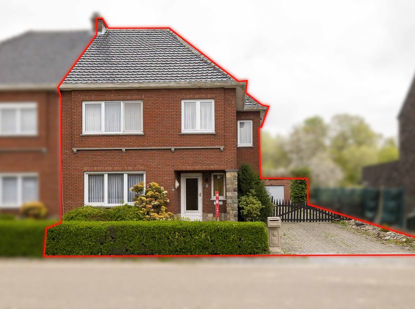 HALFOPEN WONING MET TUIN<br />
<br />
BESCHRIJVING: <br />
Een halfopen woning met tuin, gelegen 3545 Halen, August Cuppensstraat 38, gekadastreerd se