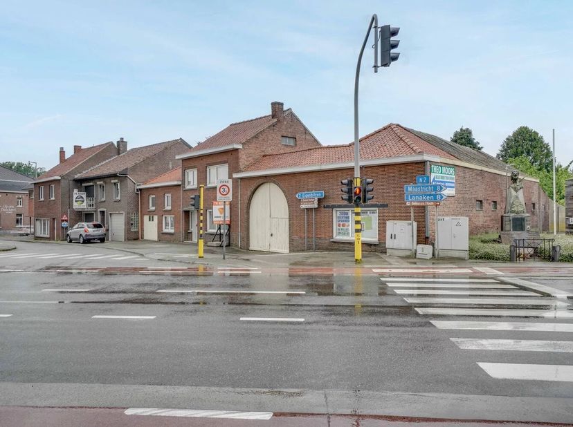 Deze hoeve met gesloten karakter is gelegen in de Mopertingenstraat 1 in Bilzen (Mopertingen) en heeft een straatbreedte van 25,65 meter en een diepte