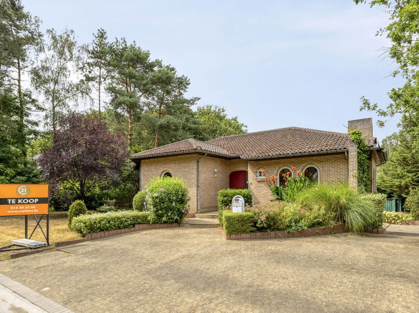 Gelegen op een toplocatie in het gegeerde Heikant-Rotselaar biedt deze uitstekend onderhouden woning een unieke combinatie van rust, ruimte en een vlo
