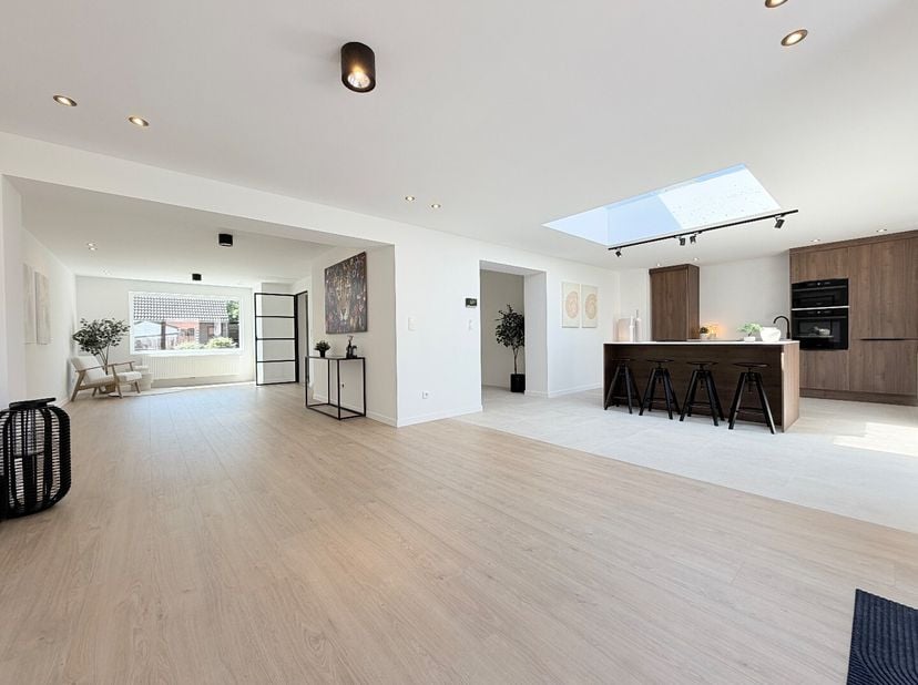Kom binnen in deze pas met stijl gerenoveerde woning op een topligging te Gullegem  !<br />
Inkomhal met gastentoilet en aparte berging , prachtige ze