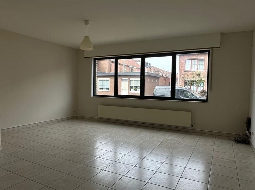 Gelijkvloers appartement met 1 slaapkamer, tuin, garage en autostaanplaats<br />
Ligging: <br />
Dit verzorgd gelijkvloers appartement is rustig geleg