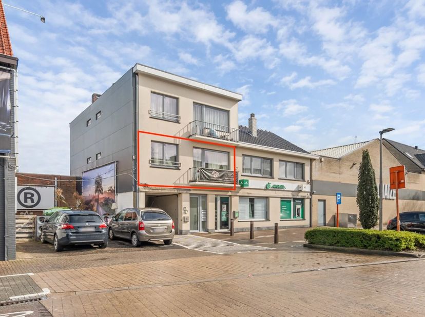 Dit knap appartement vinden we terug in het centrum van Koersel. Met alle voorzieningen op wandelafstand is dit appartement geschikt voor zowel starte