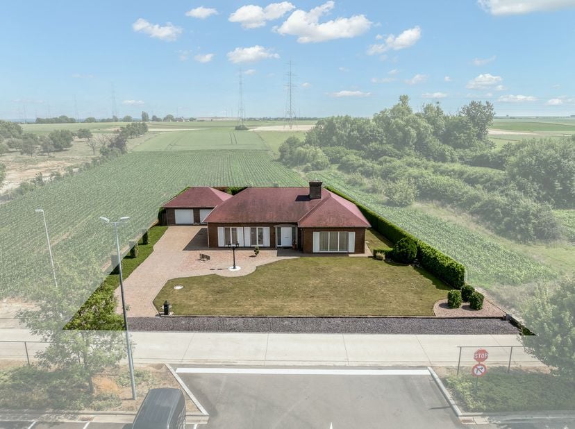 Perfect onderhouden villa gelegen op een royaal perceel van 28a22ca met dubbele garage, omringd door groene velden in het landelijke Val-Meer, grenzen