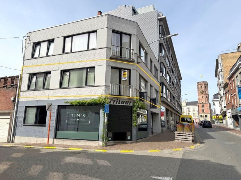 Gelegen op de eerste verdieping en vlakbij de markt omvat dit appartement een inkomhal, apart toilet, lichtrijke living, uitgeruste keuken, badkamer,