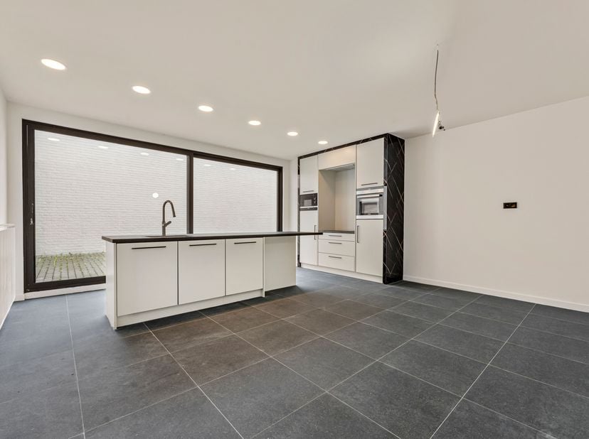 Instapklaar gelijkvloers appartement in centrum Wevelgem<br />
Het appartement bevindt zich op het gelijkvloers van een kleine residentie met slechts