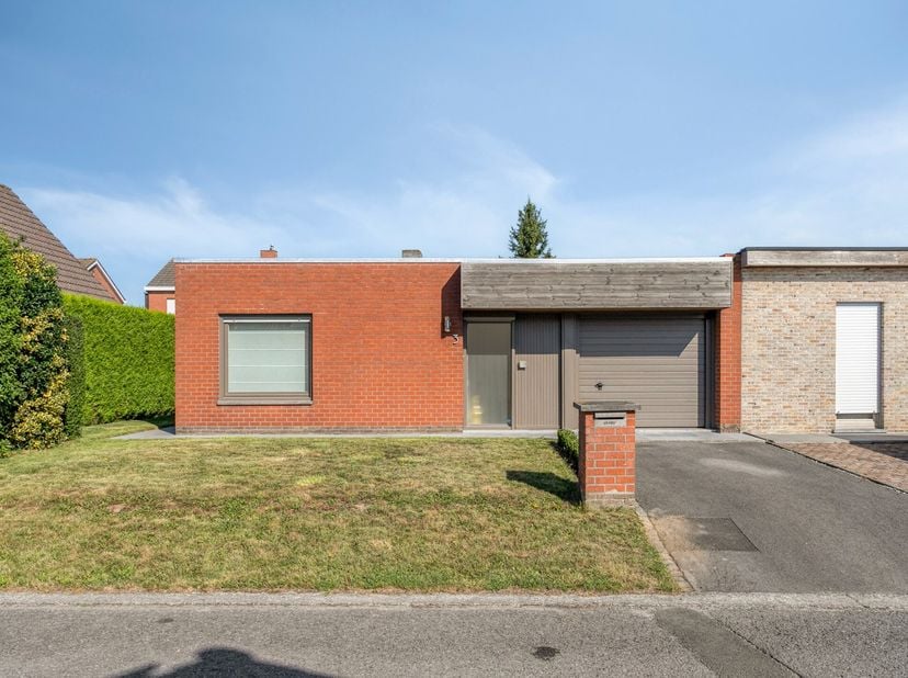 In de Regentlaan in Staden, treffen we deze gerenoveerde en instapklare bungalow op een rustige locatie, in een doodlopende straat doch op wandelafsta