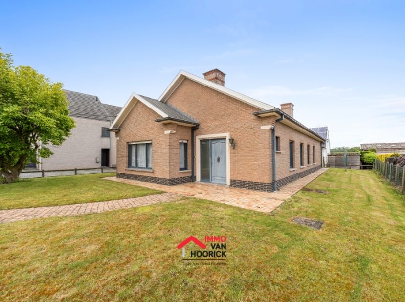 Inkom, toilet, ruime leefruimte veel lichtinval, keuken, berging, dubbele garage, 3 slaapkamers, badkamer (bad + toilet), zolder, terras, tuin.<br />