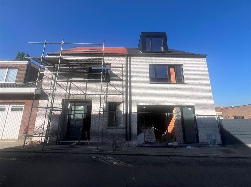 Gesloten nieuwbouwwoning in casco staat (winddicht) verkocht, gelegen in een rustige straat met zuid-west gerichte tuin en uitzicht en toch kortbij de