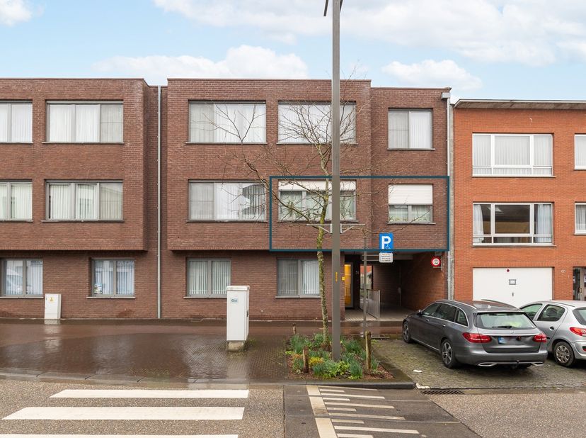 Locatie:<br />
Dit appartement op de eerste verdieping is gelegen aan de Kleinesteenweg te 2610 Wilrijk, op een gegeerde locatie nabij de Bist. Winkel