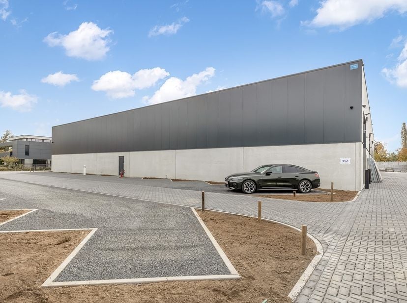 Op een uitstekende locatie te Bonheiden bevindt zich dit nieuwbouw magazijn met een oppervlakte van 230&amp;nbsp;m². U beschikt hier over een vlotte verbi