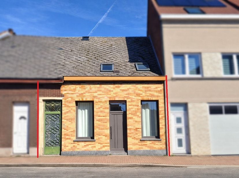Welkom in deze charmante woning op een centrale ligging te Ronse. Een eigendom boordevol karakter en ruimte, waar warmte en wooncomfort centraal staan