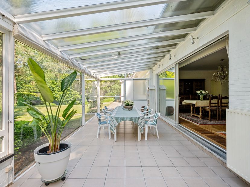 Op een unieke locatie in de Blijkerstraat te Oud-Turnhout, pal grenzend aan een prachtig natuurgebied, vindt u deze charmante villa met enorm veel pot