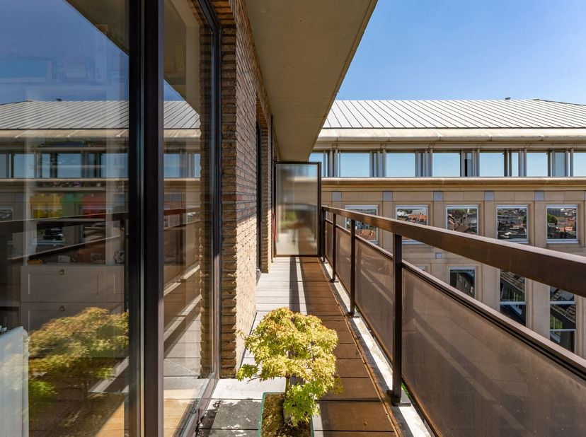 ETTERBEEK, magnifique vue sur le cinquantenaire. Magnifique APPARTEMENT (2Ch/1Sdb) de 98 m² traversant situé au 9ème étage. Il se compose d’un hall de