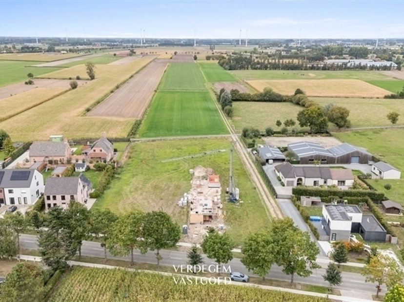 Emplacement<br />
Près de l'ancienne voie ferrée, une belle piste cyclable qui mène de Lembeke à Eeklo.<br />
Proche des écoles, des magasins, des s
