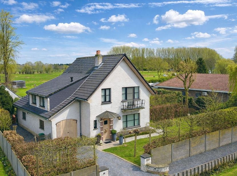 Ontdek deze volledig gerenoveerde, karaktervolle landelijke woning in het charmante Lovendegem, gelegen op een perceel dat uitblinkt in privacy, waar