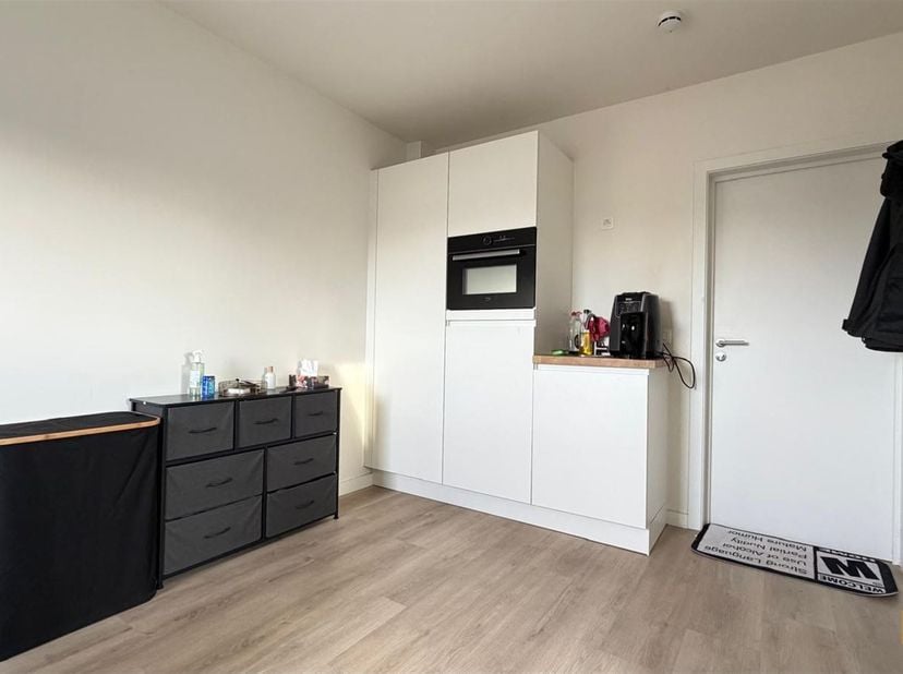 Studentenflat vlakbij Thomas More Geel<br />
<br />
Dit net en compleet appartement ligt op veilige fietsafstand van Thomas More, het NMBS station e