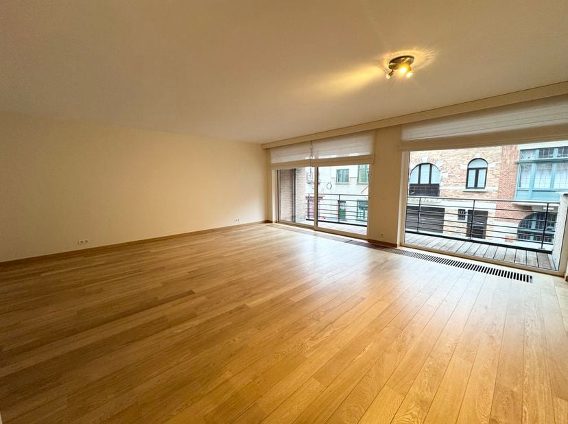 WOLUWE-SAINT-PIERRE - À proximité de Montgomery et de nombreux commerces. BEL APPARTEMENT (3CH/1 SDB/1SDD) de 140m² avec une belle terrasse de 7m². Si