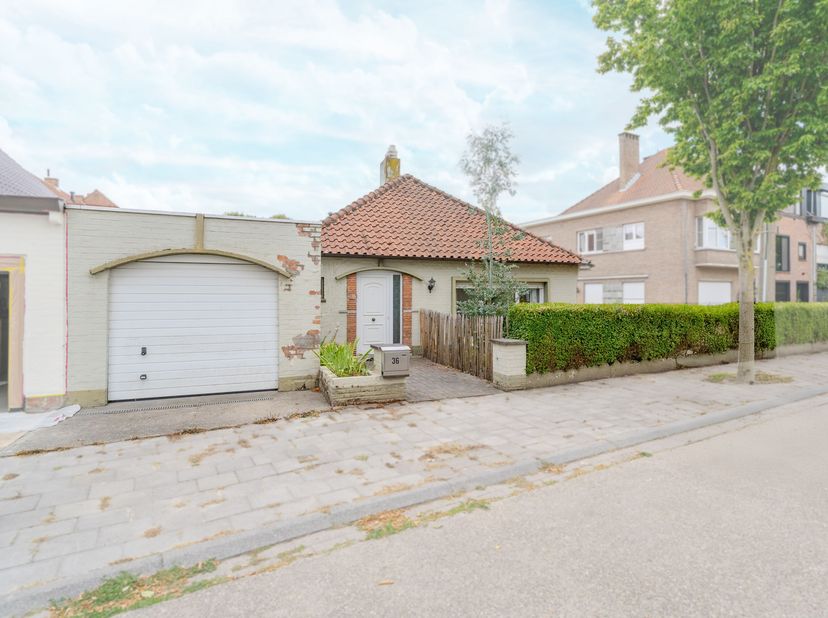 Deze charmante halfopen bungalow in de Lindekouterstraat in Mariakerke combineert een aangename woonindeling met heel wat toekomstmogelijkheden. De zu