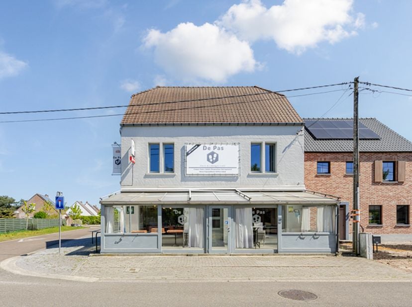 DEELS GERENOVEERD WOON- EN HANDELSHUIS -<br />
<br />
Gelegen in de nabijheid van recreatiedomein de Keiheuvel in Balen. De eigendom was vroeger geken