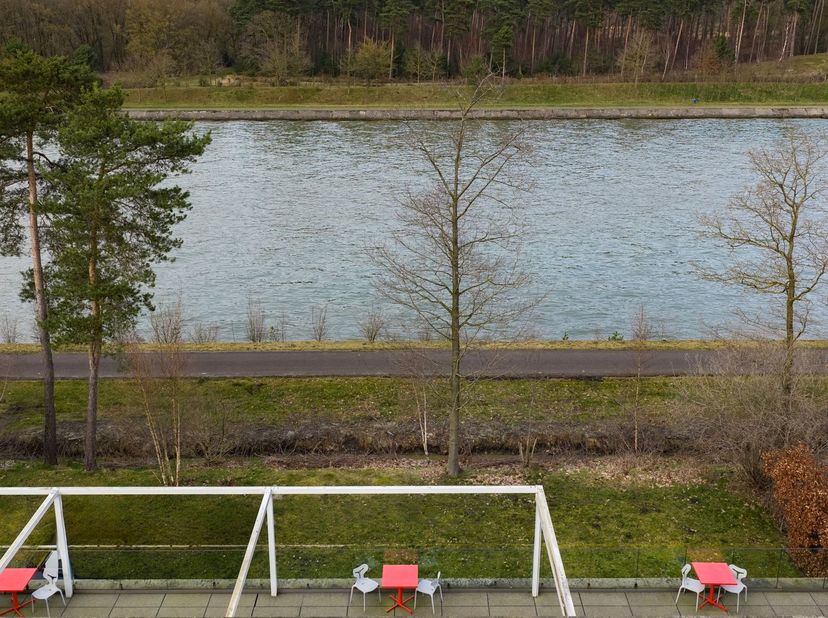 Exclusieve energiezuinige loft met 4 slaapkamers op toplocatie aan water en natuur.<br />
Exclusieve energiezuinige loft van 360 m², ontworpen door a
