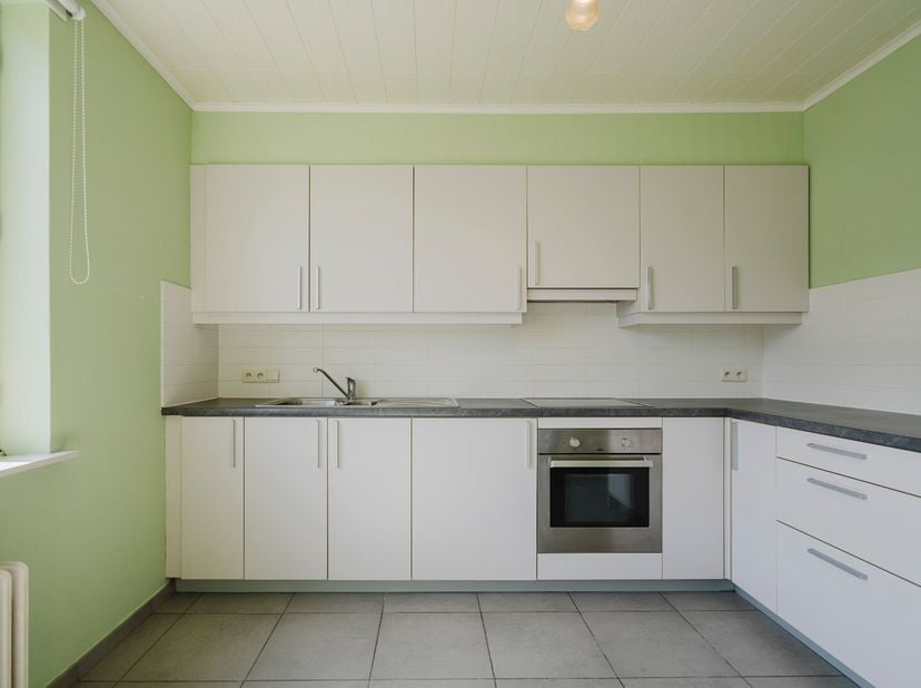 Instapklaar appartement in het centrum van Avelgem. Ideaal voor een starter of investeerder.<br />
Het appartement is functioneel ingedeeld met een li