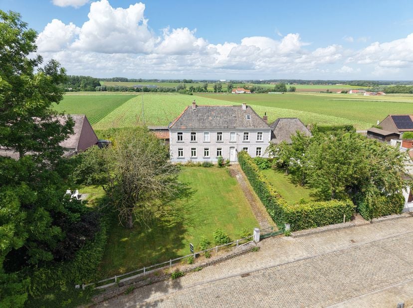 Charmant renovatieproject met tal van mogelijkheden op de Huisepontweg te Wannegem-Lede.<br />
Op de heuvelrug tussen de Leie en de Schelde bevindt zi