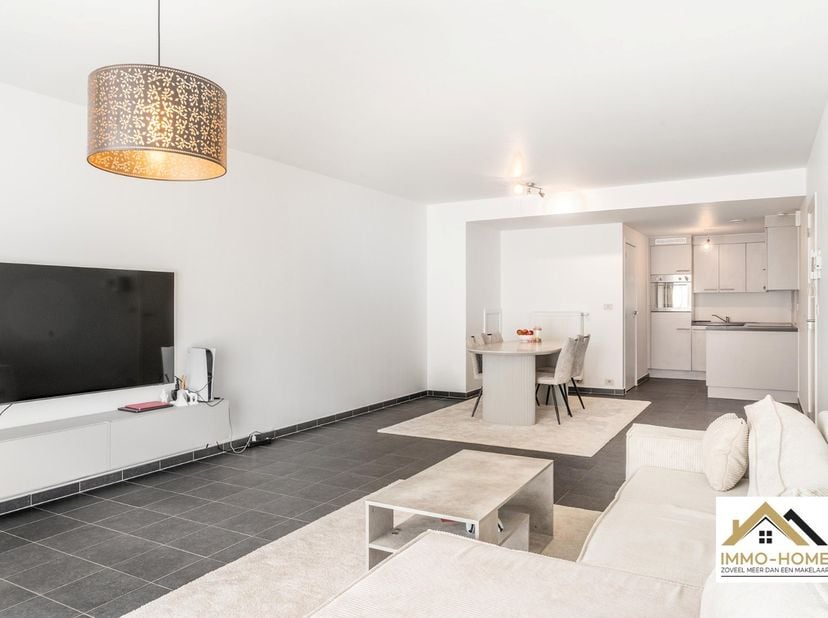 Dit mooie instapklare appartement is terug te vinden op het gelijkvloers van het moderne complex. Je wordt er ontvangen in een ruime inkomhal die de c