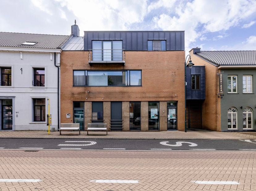 In het centrum van Balen bevindt zich dit veelzijdige handelspand met een totale handels- en kantooroppervlakte van maar liefst 491 m², aangevuld met