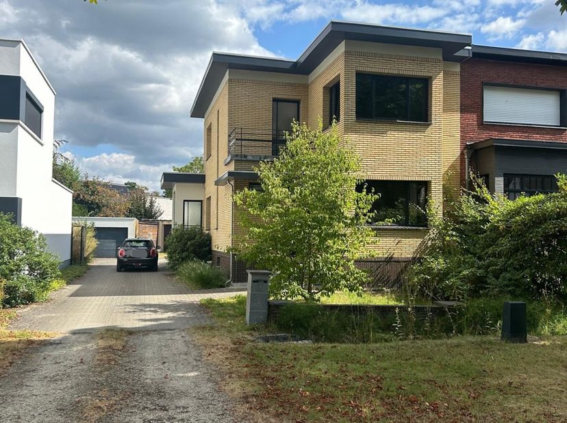 Deze prachtige woning bevindt zich in een rustige straat, vlakbij het centrum van Brasschaat. Bij binnenkomst vinden we een ruime inkomhal met gastent
