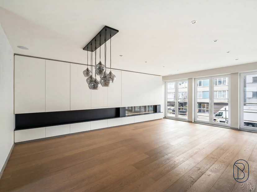 Te koop: Centraal gelegen handelspand met duplex appartement<br />
In het centrum van Deinze bevindt zich deze instapklare eigendom bestaande uit een
