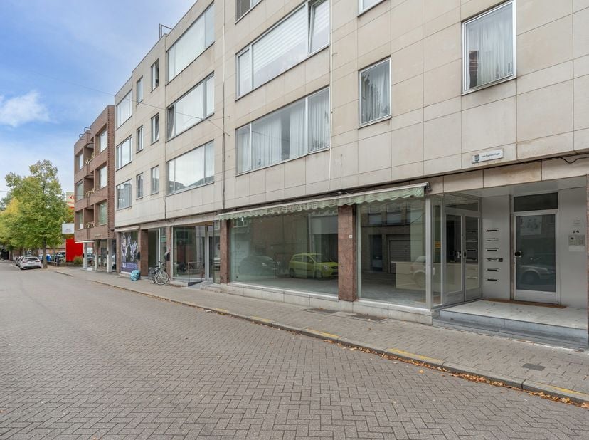 Ruim handelspand met mooie vitrinebreedte, gelegen in een zijstraat van de Gasthuisstraat te Turnhout.<br />
Omschrijving:<br />
Deze handelsruimte va