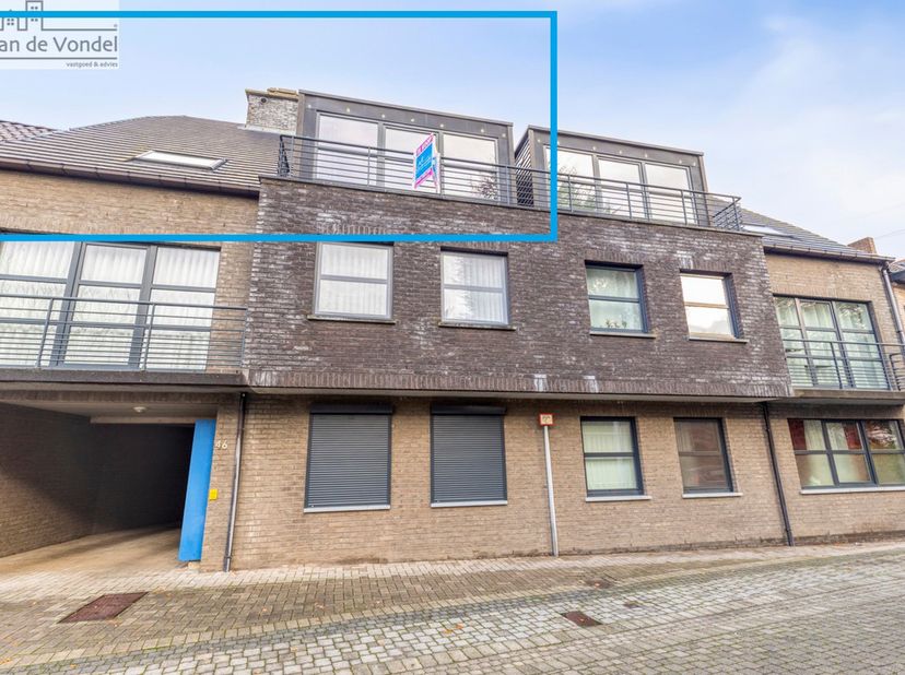 Ontdek dit ruime, 100% instapklare én energiezuinig dakappartement met 2 slaapkamers, ideaal gelegen op wandelafstand van het centrum van Erembodegem.