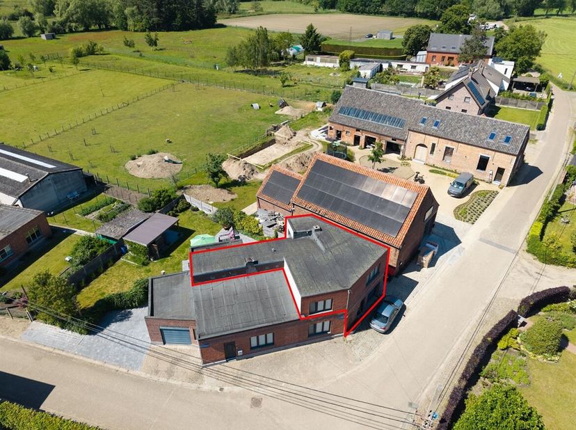 Dit stijlvolle appartement biedt de ideale combinatie van comfort, ruimte en hedendaags woonplezier.<br />
De ruime en lichtrijke leefruimte met eetpl