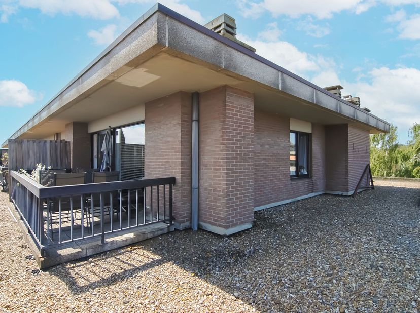 Op een rustige locatie in Assebroek bevindt zich dit charmante penthouse met een bewoonbare oppervlakte van 65 m². Dankzij de aangename ligging en het