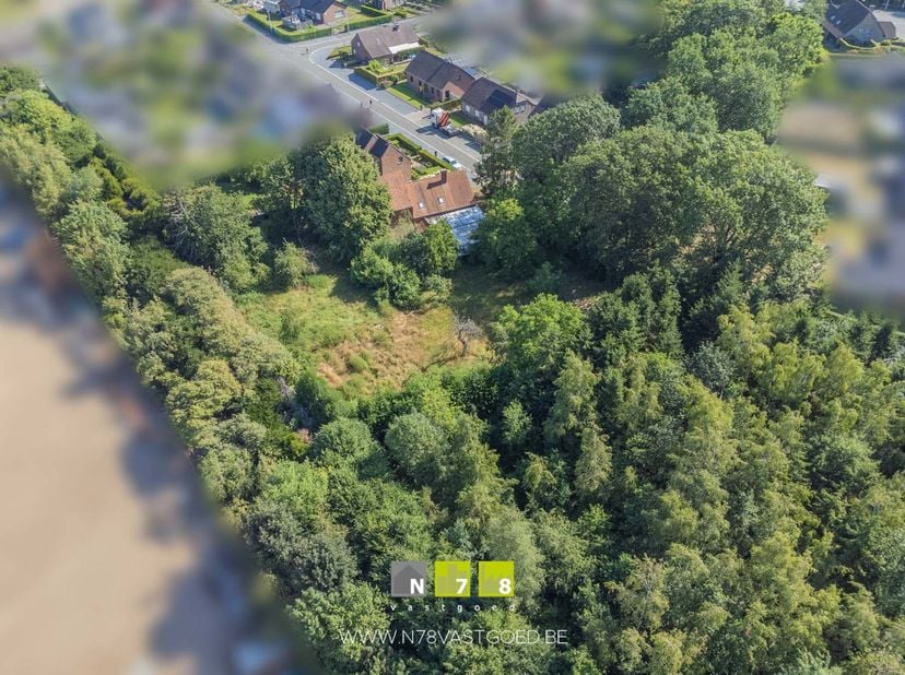BOUWGROND MET MOGELIJKHEID TOT HET VERKAVELEN IN 2 HALF-OPEN EN 2 OPEN BEBOUWINGEN MET EEN TOTALE OPPERVLAKTE VAN 29A TE ELLIKOM<br />
Dit perceel bie